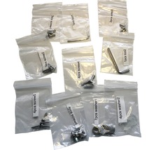 Sortiment von Schrauben, Unterlegscheiben und Werkzeugen in transparenten Beuteln.