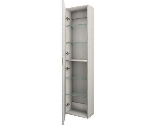 Geöffneter Bad Spiegelschrank mit Glasablagen.