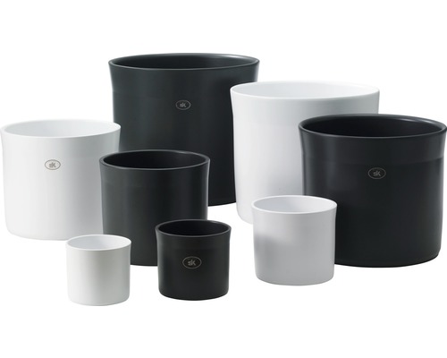 Verschieden große Übertöpfe aus Keramik