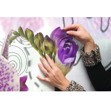 Hände bringen Blumen Wandtattoo an