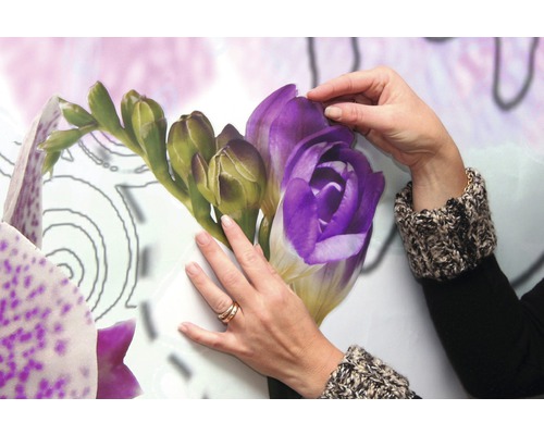 Hände bringen Blumen Wandtattoo an