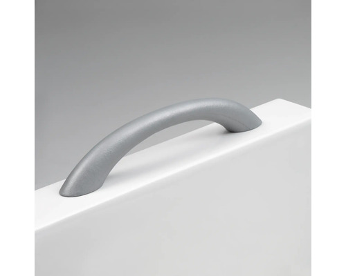 Griff aus Metall auf weißer Oberfläche