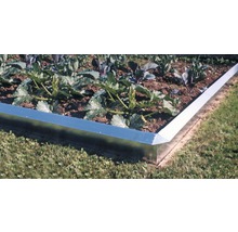 Hochbeet mit Metalleinfassung im Garten
