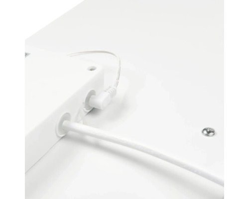 Detailansicht eines weißen Kabels, das an einem Gerät befestigt ist