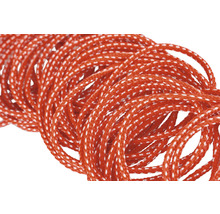 Orangefarbene Maurerschnur mit weißen Markierungen