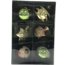 Set mit sechs verschiedenen Christbaumkugeln und Christbaumanhängern in einer Verpackung