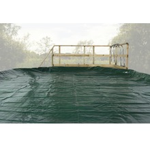 Abgedecktes Schwimmbad mit Leiter