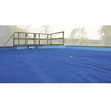 Abgedeckter Pool mit Poolleiter