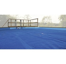 Abgedecktes Schwimmbecken mit Leiter und Holzumrandung
