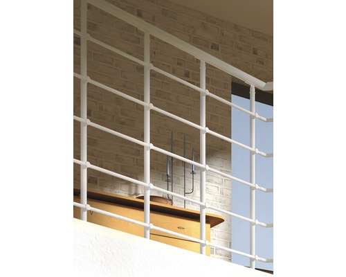 Balkongeländer aus Metall vor einer Ziegelwand