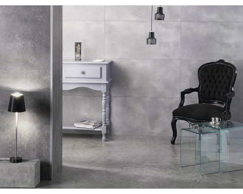 Kunststoffpaneel GX Wall+ Grey Flower 5x450x900 mm Modernes Wohnzimmer mit grauen Fliesen, Lampe, Konsole, Sessel und Glastisch