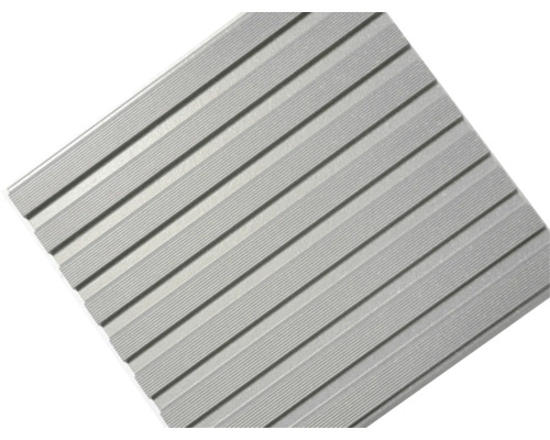 Graue Terrassendiele mit gerillter Oberfläche