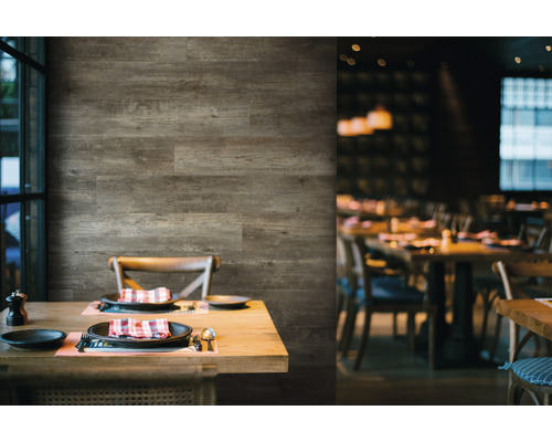 Kunststoffpaneel GX Wall+ Cargo Wood 5x170x1200 mm Restaurant mit Holzwandverkleidung und gedecktem Tisch