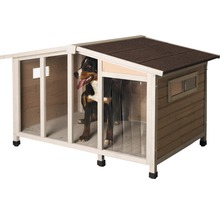 Hundehütte mit Windfang und Hund