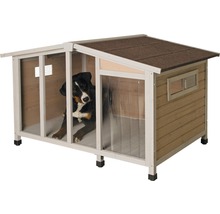 Hundehütte aus Holz mit Vorhang und Hund