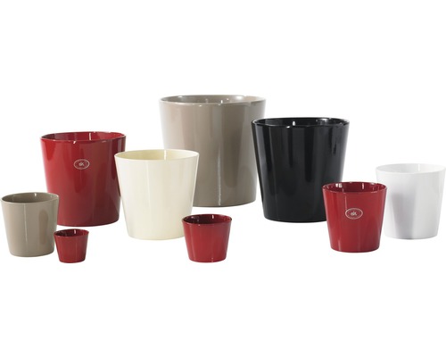 Verschiedenfarbige Pflanzgefäße aus Kunststoff in unterschiedlichen Größen