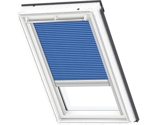 Dachfenster mit blauem Plissee