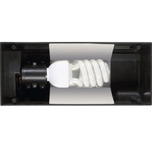 Energiesparlampe in einer schwarzen Außenleuchte