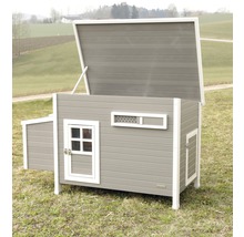 Geöffneter Hühnerstall aus Holz mit Fenstern und Tür im Garten