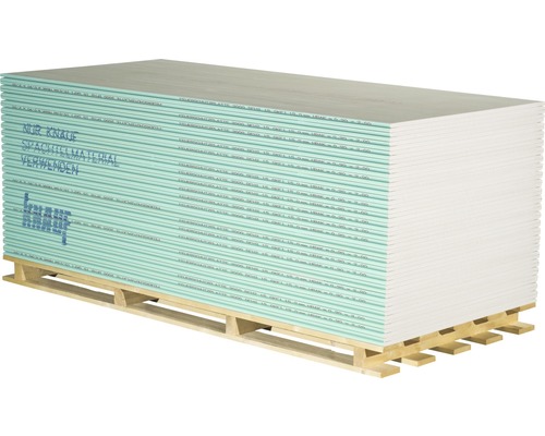 Stapel grüne Gipskartonplatten auf einer Holzpalette