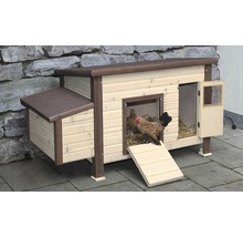 Hühnerstall aus Holz mit Hühnern