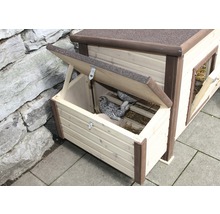 Hühnerstall mit Nistkasten und Hühnern