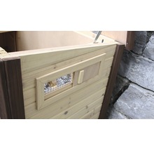Holzstall mit Sichtfenster und Schiebetür