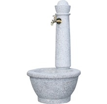 Gartenbrunnen aus Stein mit Wasserhahn