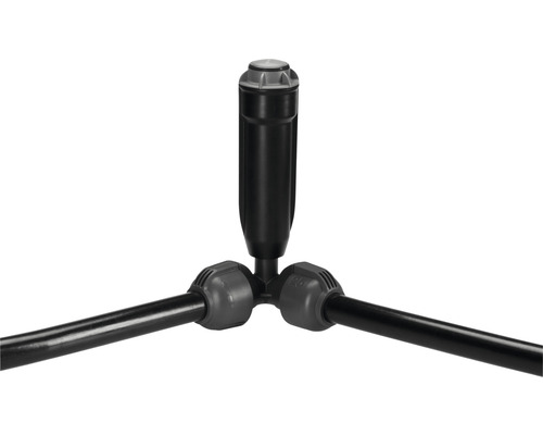 Gartensprenger mit drei Düsen und schwarzem Schlauch