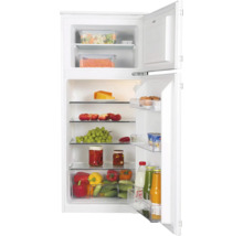 Geöffneter Kühlschrank gefüllt mit Lebensmitteln.