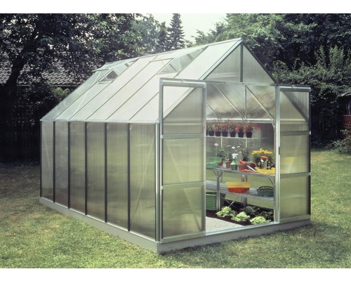 Gewächshaus Halls Magnum 128 9,9 m² Hohlkammerplatten 6 mm 257x384 cm Aluminium Gewächshaus aus Kunststoff mit geöffneter Tür im Garten