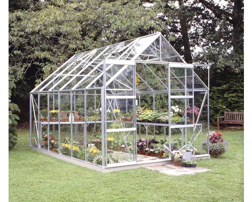 Gewächshaus Halls Magnum 128 9,9 m² Sicherheitsglas 3 mm 257x384 cm Aluminium Gewächshaus mit Pflanzenregalen im Garten.