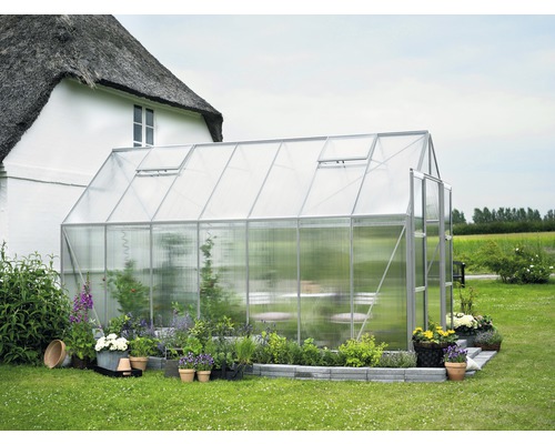 Gewächshaus Halls Magnum 148 11,5 m² Hohlkammerplatten 6 mm 257x446 cm Aluminium Gewächshaus mit Pflanzen und Blumen im Garten