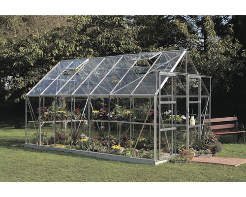 Gewächshaus Halls Magnum 148 11,5 m² Sicherheitsglas 3 mm 257x446 cm Aluminium Gewächshaus mit Pflanzen im Garten.