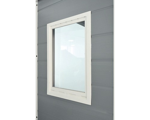 Fenster mit Rahmen in einer Gartenhütte