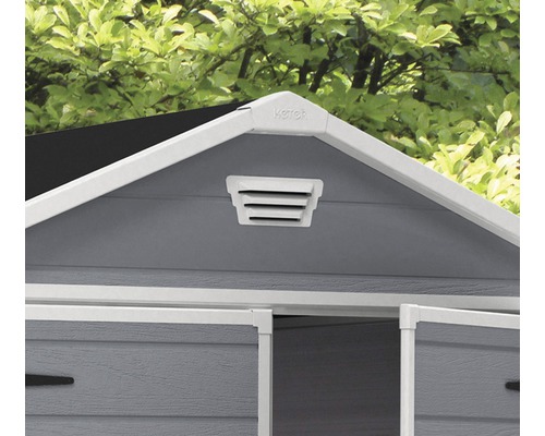 Detailansicht eines Gartenhauses mit Lüftungsgitter