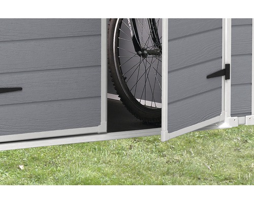 Detailansicht einer geöffneten Gartengerät-Aufbewahrung mit einem Fahrrad darin.