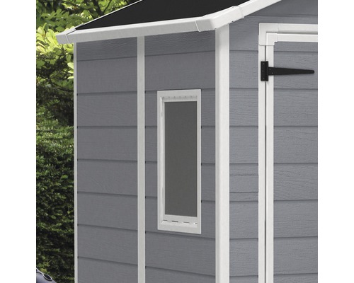 Detailansicht eines Gerätehauses mit Fenster und Türangeln