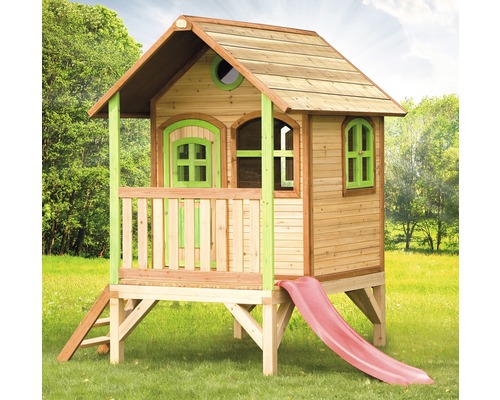 Holzspielhaus mit Rutsche im Garten