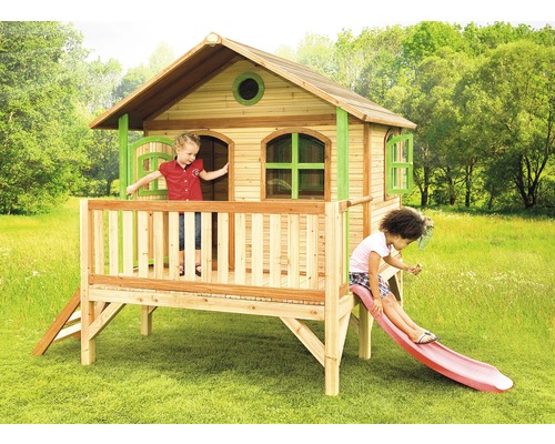 Spielhaus aus Holz mit Rutsche und zwei Kindern im Garten.