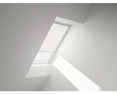 VELUX Sichtschutzrollo weiß uni manuell Rahmen aluminium RFL 204 1028S Dachfenster mit Rollo in einem hellen Raum