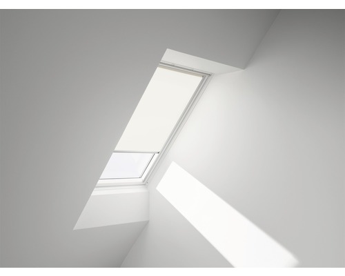 VELUX Sichtschutzrollo beige uni manuell Rahmen aluminium RFL U10 1086S Dachfenster mit Rollo im weißen Raum