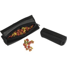 Schwarze Futtertasche für Hunde mit Futter
