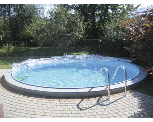 Rundes Schwimmbecken im Garten mit Leiter und Abdeckung