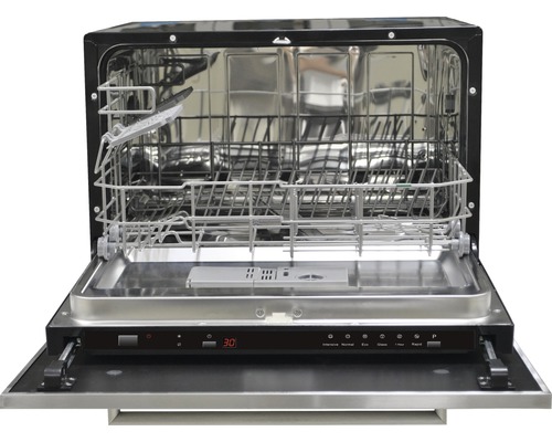 Geöffneter Geschirrspüler mit Geschirrkörben und Bedienfeld