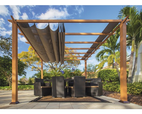 Pergola mit Sonnenschutz und Esstischgruppe im Garten