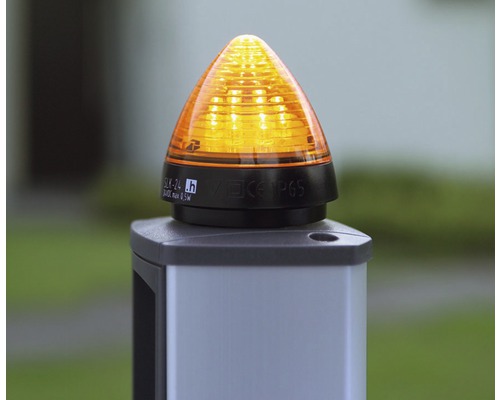 Gelbe Warnleuchte auf einem Pfosten für den Außenbereich