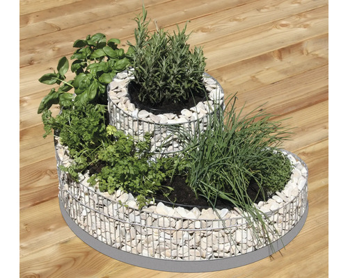 Mehrstufiger Kräutergarten mit Gabionenstruktur, bepflanzt mit verschiedenen Kräutern