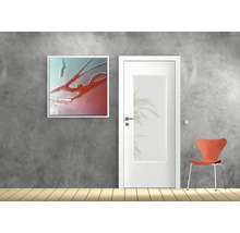 Szene mit einer Innentür mit Glaseinsatz, einem Bild und einem Stuhl vor einer grauen Wand