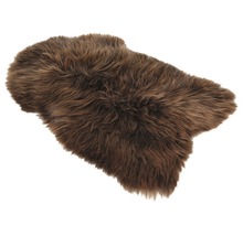 Brauner Schaffellteppich